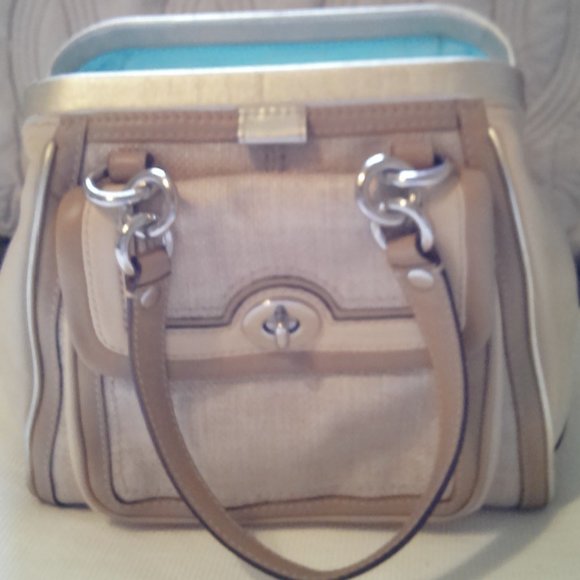 COACH Handbags - NWOT VTG COACH CLUTCH HANDBAG MAKE OFFER